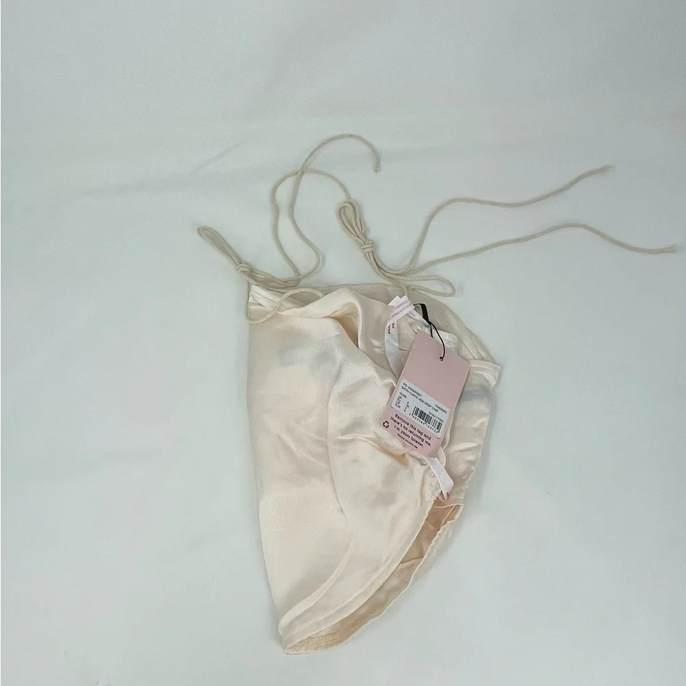 SATIN CURVE HEM CROP CAMI
NUDE - Picture 3 of 3